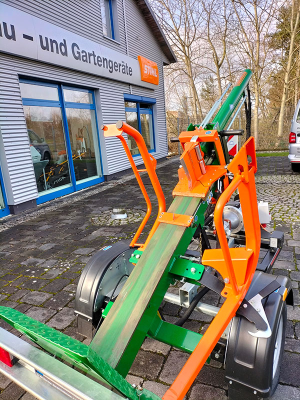 Posch Spaltaxt Hydro Combi 13 auf Anhänger